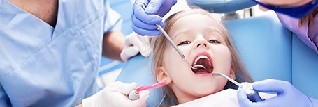 Лечение молочных зубов. Все о методах лечения и приинах развития заболеваний зубов у детей.